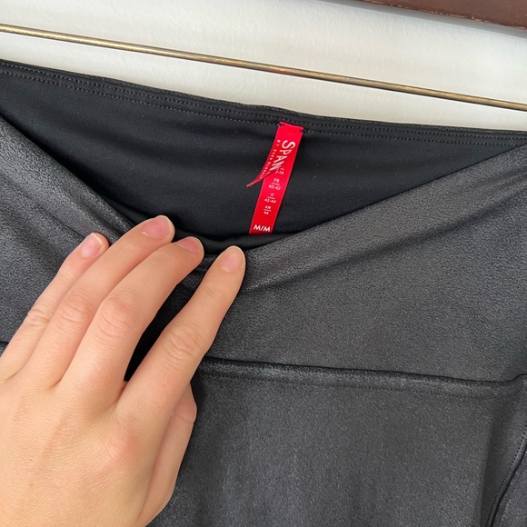 SPANX Faux Leather Leggings Size M - Picture 4 of 6